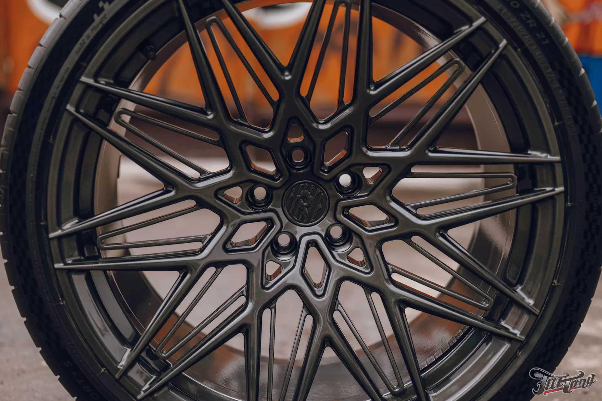 BMW M5. Новые кованые диски. Окрас дисков. Ремонт капота. Детейлинг